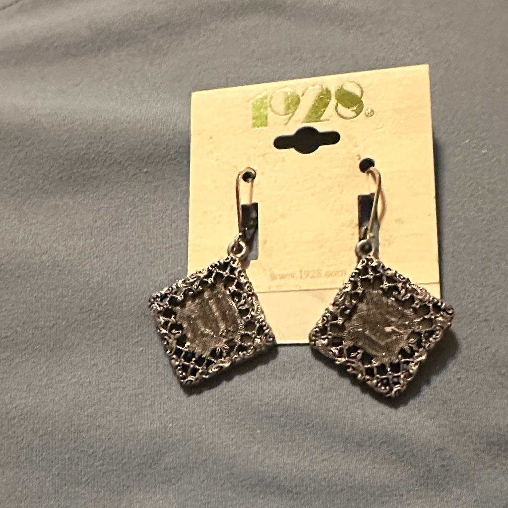 1928 Silver Filigree Drop Earrings 15$